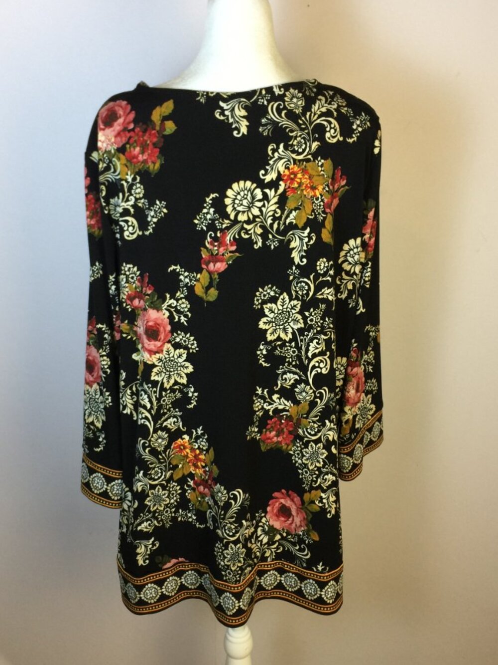 JM Collection Blouse Tunic Top Sz 2X Womans Plus Black Floral V-neck 3/4 Sleeve - Picture 2 of 14